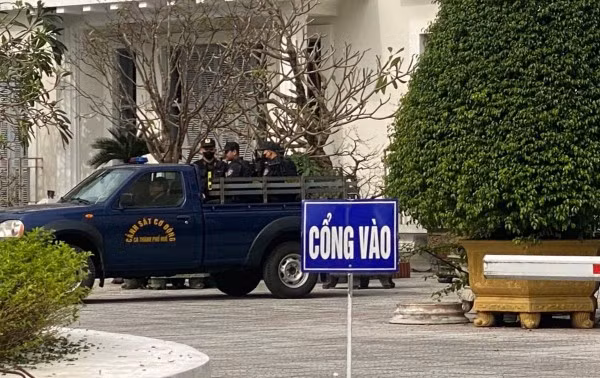 Cảnh sát cơ động có mặt tại trụ sở Đại học Huế để thực hiện nhiệm vụ trong sáng 18/1.