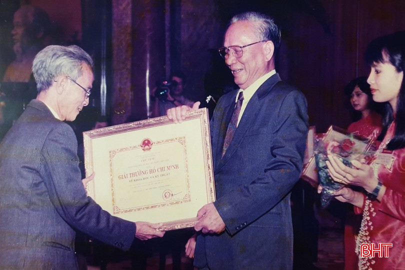 Năm 1996, Giáo sư - Viện sĩ Hồ Tôn Trinh vinh dự nhận Giải thưởng Hồ Chí Minh. (Ảnh gia đình cung cấp). bqbht_br_anhhoangtontrinh1.jpg