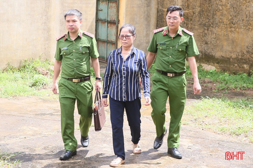 Lực lượng công an dẫn giải đối tượng Nguyễn Thị Bích Thủy. bqbht_br_3.jpg