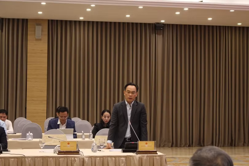 Thứ trưởng Bộ Giáo dục và Đào tạo Hoàng Minh Sơn thông tin tại họp báo. (Ảnh: Đức Duy/Vietnam+)