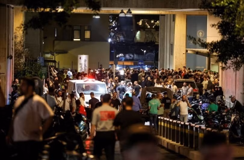 Người dân tập trung bên ngoài Trung tâm y tế AUBMC ở Thủ đô Beirut (Liban) sau vụ nổ máy nhắn tin khiến hàng nghìn người bị thương. (Ảnh: Reuters/TTXVN)