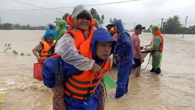 Lực lượng chức năng giải cứu người dân mắc kẹt ở vùng lũ Hoà Thành, chiều 21/11. Ảnh: Thái An