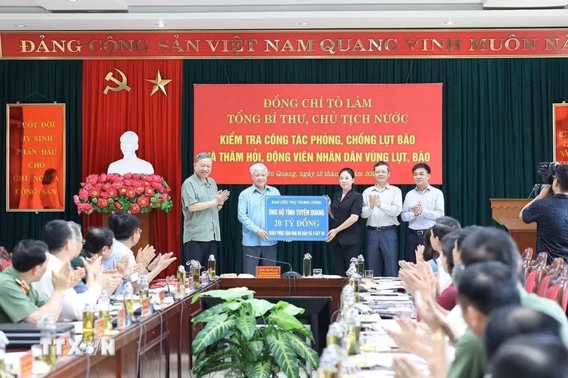 Tổng Bí thư, Chủ tịch nước Tô Lâm chứng kiến Chủ tịch UBTƯ MTTQ Việt Nam Đỗ Văn Chiến trao hỗ trợ đợt 1 số tiền 20 tỉ đồng cho tỉnh Tuyên Quang khắc phục bước đầu hậu quả cơn bão số 3 gây ra. Ảnh: Trí Dũng/TTXVN