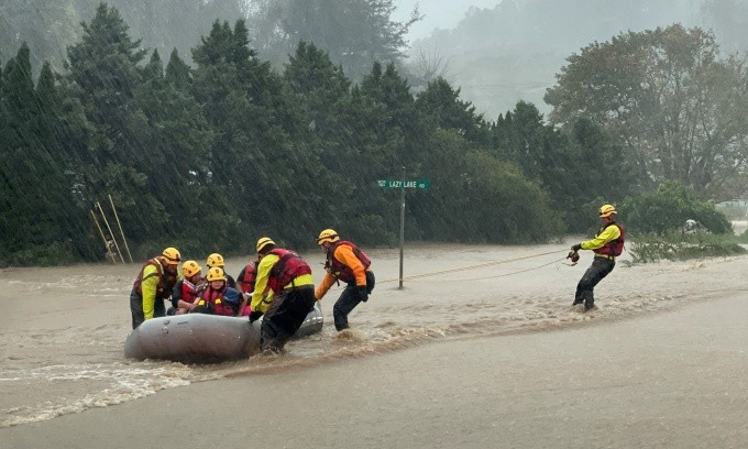 Nhóm cứu hộ giải cứu người dân ở Boone, Bắc Carolina, Mỹ, ngày 27/9. Ảnh: Reuters Nhóm cứu hộ giải cứu người dân ở Boone, Bắc Carolina, Mỹ, ngày 27/9. Ảnh: Reuters