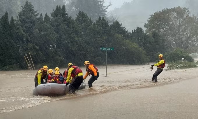 Nhóm cứu hộ giải cứu người dân ở Boone, Bắc Carolina, Mỹ, ngày 27/9. Ảnh: Reuters