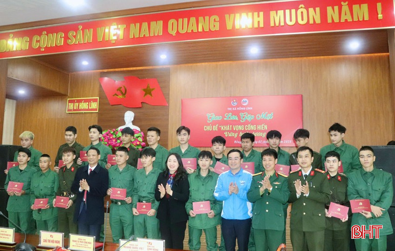 Trao chứng chỉ bồi dưỡng lý luận chính trị cho thanh niên lên đường nhập ngũ. bqbht_br_nn6.jpg