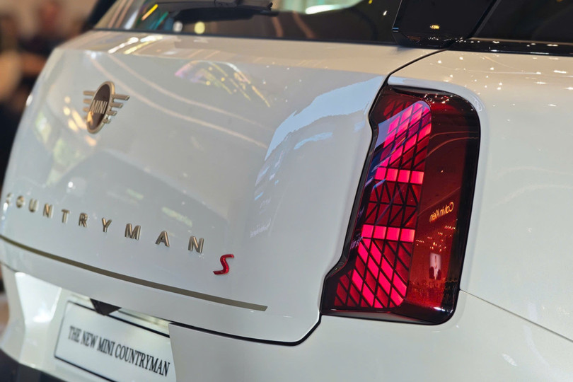 Cụm đèn hậu họa tiết cờ Union Jack nay gọn gàng hơn, tinh chỉnh thiết kế. Logo Countryman ở trung tâm được đi kèm biểu tượng S đỏ giúp tăng tính nhận diện.