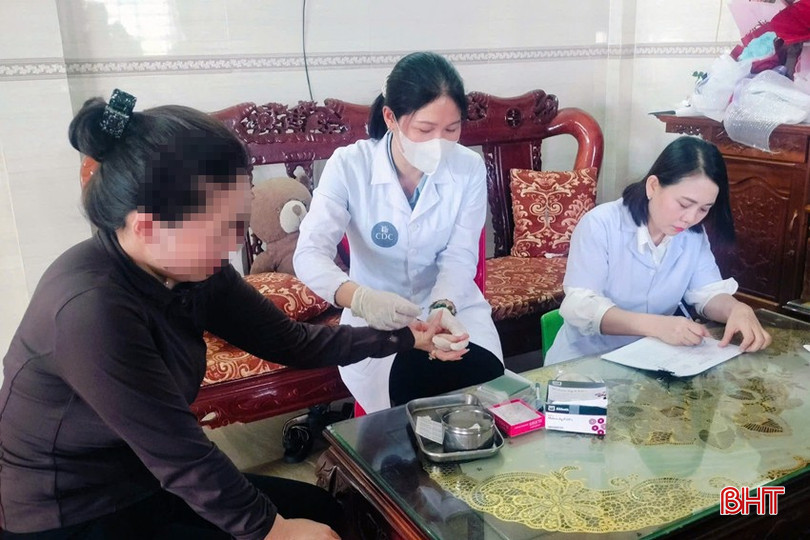 Tiến hành lấy lam máu của các thành viên trong gia đình bệnh nhân H.N.N. và hộ dân khu vực liền kề để làm xét nghiệm tìm ký sinh trùng sốt rét. bqbht_br_anh-3-3956.jpg