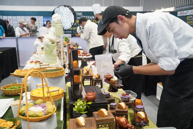 Các đầu bếp cùng nhau tranh tài trong phần thi "bánh trong tiệc trà chiều". Các đầu bếp cùng nhau tranh tài trong phần thi "bánh trong tiệc trà chiều".