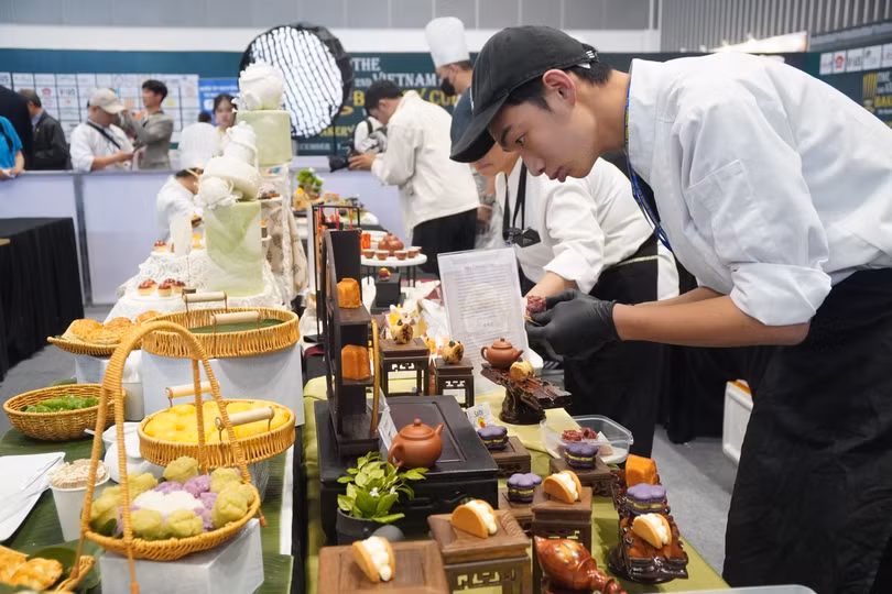 Các đầu bếp cùng nhau tranh tài trong phần thi "bánh trong tiệc trà chiều".