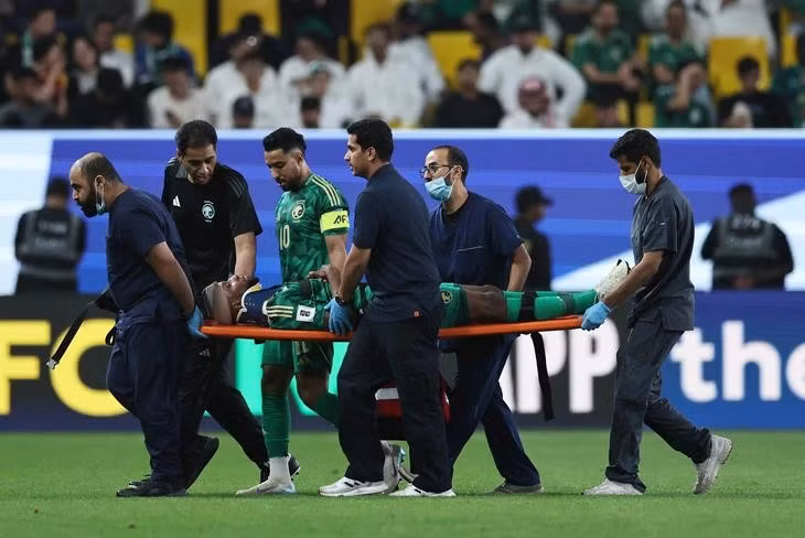 Kadesh được đưa khỏi sân bằng cáng sau khi lãnh trọn cú đá của Lin Liangming - Ảnh: REUTERS