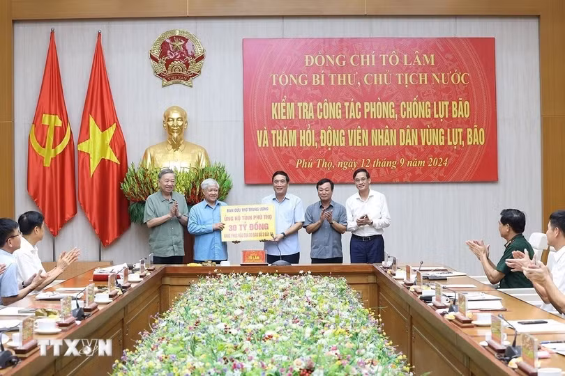 Tổng Bí thư, Chủ tịch nước Tô Lâm chứng kiến Chủ tịch UBTƯ MTTQ Việt Nam Đỗ Văn Chiến trao hỗ trợ đợt 1 số tiền 30 tỉ đồng cho tỉnh Phú Thọ khắc phục bước đầu hậu quả cơn bão số 3 gây ra. Ảnh: Trí Dũng/TTXVN