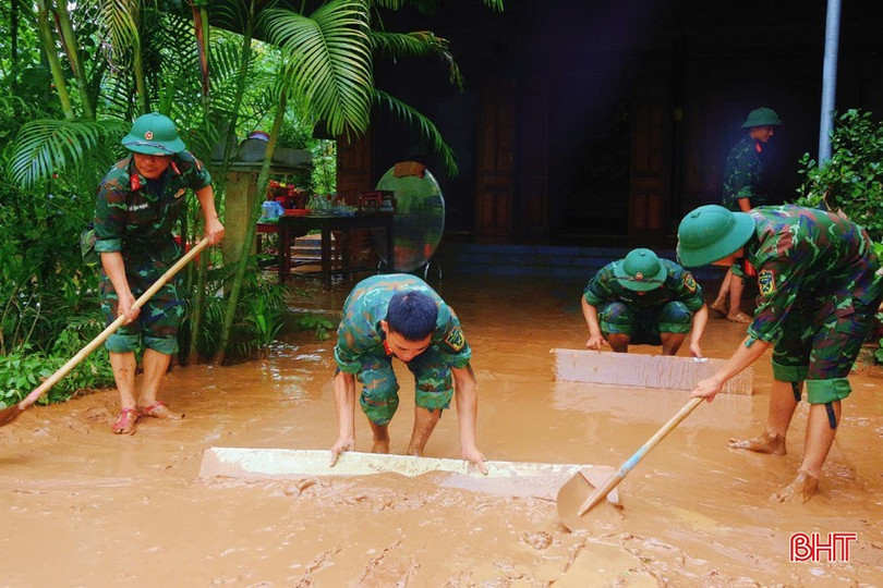 Các lực lượng của Trung đoàn 841 (Bộ CHQS tỉnh) cùng với dân quân các xã vùng ngập lũ ở Cẩm Xuyên giúp bà con tổng dọn vệ sinh, nạo vét bùn đất. Ảnh Xuân Liệu. img-20250525-143728.jpg