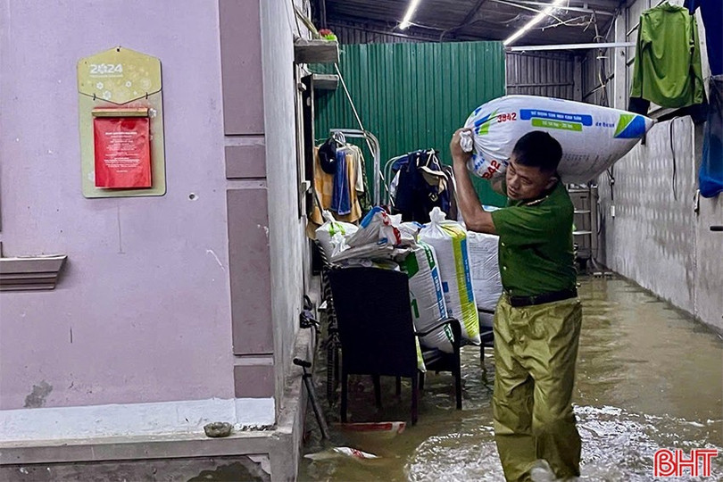 Công an xã Thạch Ngọc (Thạch Hà) hỗ trợ người dân sơ tán tài sản lên cao trong đêm 24/5. img-0248-copy.jpg