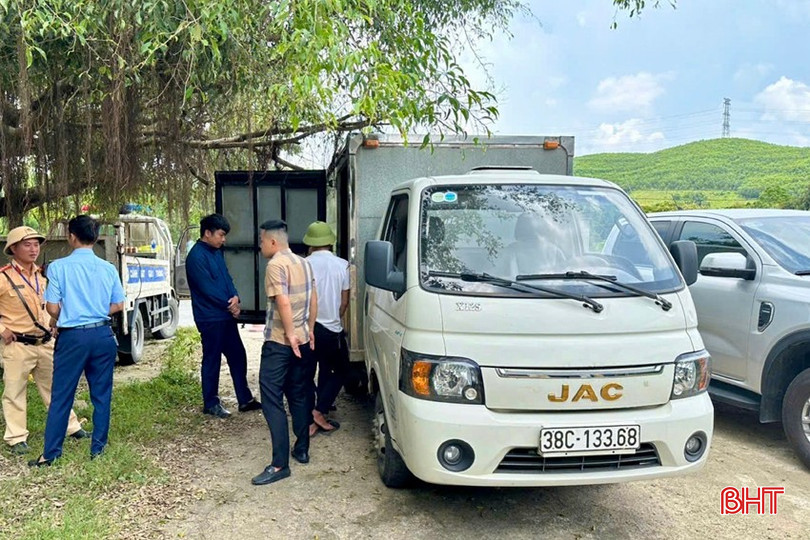 Lực lượng CSGT phối hợp với cơ quan chức năng kiểm tra phương tiện vận chuyển thực phẩm không có hóa đơn chứng từ. bqbht_br_img-7121.jpg