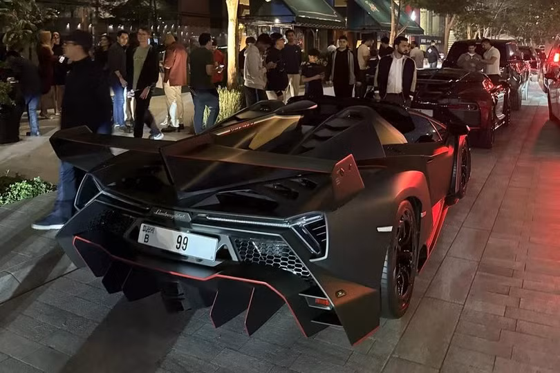 Trong tổng số 10 chiếc Veneno Roadster, chỉ có duy nhất một chiếc sở hữu gói ngoại thất chế tác từ sợi carbon, đi kèm với các chi tiết viền đỏ Rosso tương phản.