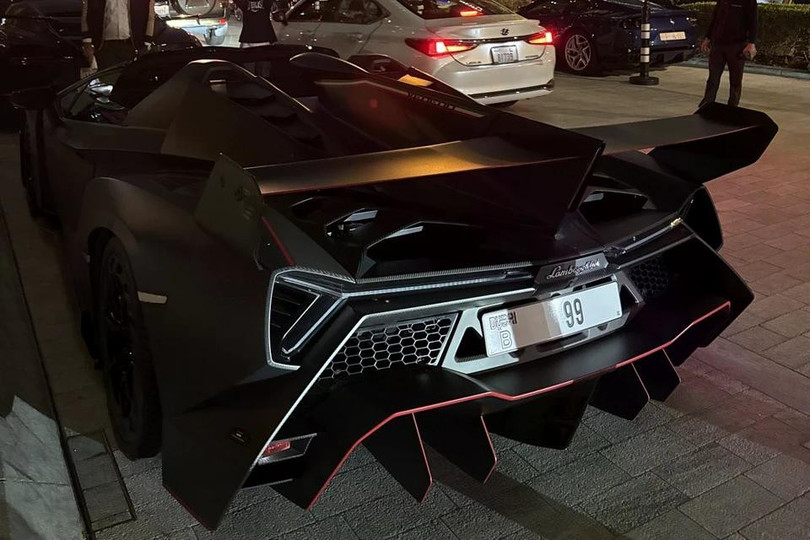 Được phát triển dựa trên nền tảng Aventador Roadster, Lamborghini Veneno Roadster vẫn được trang bị động cơ V12 hút khí tự nhiên dung tích 6.5L, công suất được tăng từ 700 mã lực lên đến 750 mã lực và mô-men xoắn 690 Nm.