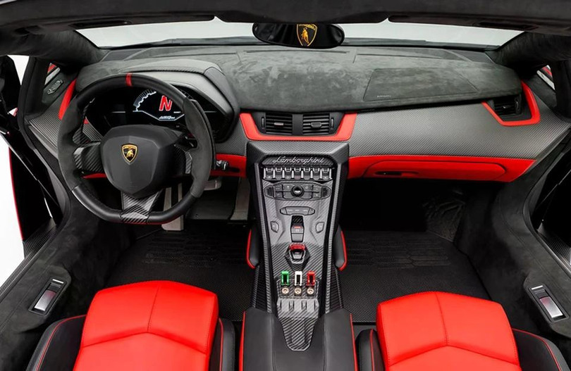 So với Aventador Roadster, phong cách thiết kế nội thất của Veneno Roadster khác biệt hoàn toàn khi công có các phím chức năng trên vô lăng cũng như màn hình trung tâm.