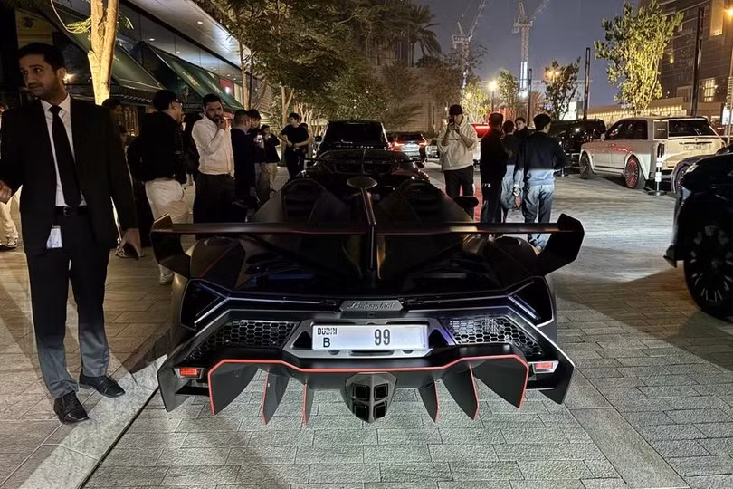 Tại thời điểm ra mắt vào năm 2014, mức giá khởi điểm của Lamborghini Veneno Roadster vào khoảng 3,3 triệu Euro. Chiếc xe từng được một đại lý chào bán vào năm 2021 với con số hơn 10 triệu USD, chưa bao gồm biển số "99" đắt đỏ tại Dubai.