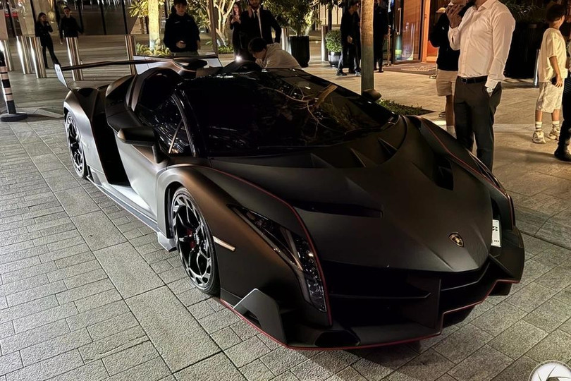 Lamborghini Veneno Roadster là biến thể mui trần của siêu xe Veneno, ra mắt vào năm 2014. Chỉ có 9 chiếc được sản xuất, bên cạnh 1 chiếc thuộc sở hữu của Lamborghini.