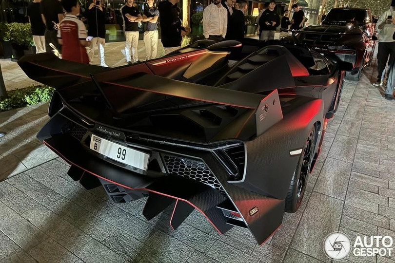 Với khối lượng khô chỉ 1.490 kg, kết hợp cùng hộp số sàn tự động 7 cấp ISR và hệ dẫn động 4 bánh toàn thời gian, siêu xe này có khả năng tăng tốc từ 0 lên 100 km/h chỉ trong 2,9 giây, trước khi đạt vận tốc tối đa 355 km/h.