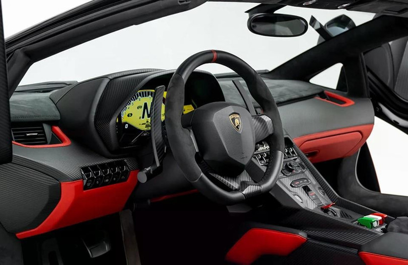 Tương tự ngoại thất, nội thất của chiếc Lamborghini Veneno Roadster này cũng đươc phối hợp chất liệu da màu đỏ Rosso Alala và đen Nero Cosmus. Tên của người chủ đầu tiên "KAQ" đã được tháo khỏi tựa lưng.