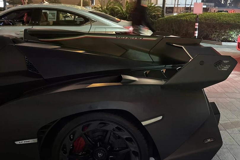 Những đường nét quen thuộc của Aventador Roadster gần như không còn xuất hiện trên siêu xe sản xuất giới hạn này. Các họa tiết dạng chữ Y được tối ưu trên thiết kế ngoại thất.