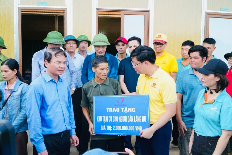 Đại diện Quỹ Thiện Tâm trao biển tượng trưng tặng khu nhà tạm ổn định cuộc sống cho bà con làng Nủ sau thảm họa do bão Yagi năm 2024. anh-5.jpg