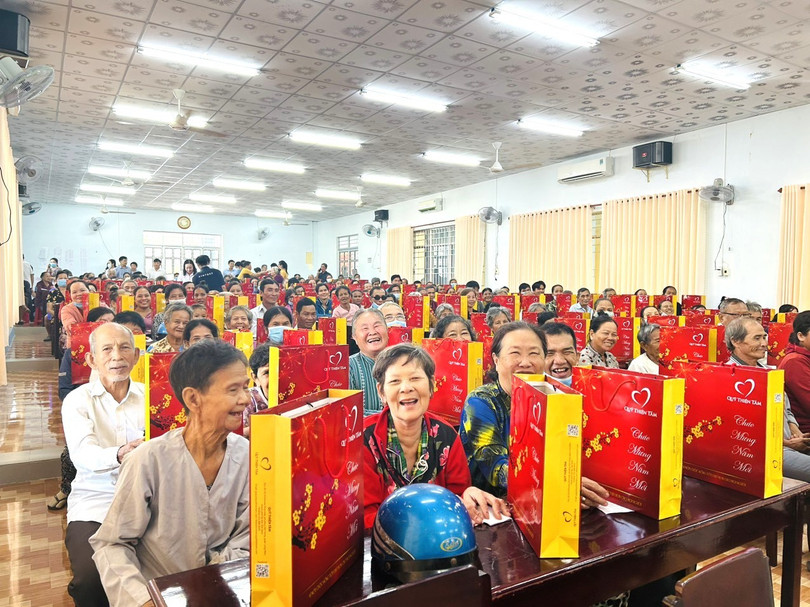 Mỗi dịp lễ Tết, Quỹ Thiện Tâm luôn đều đặn trao hàng trăm nghìn suất quà tới các gia đình chính sách, những mảnh đời khó khăn. anh-1.jpg