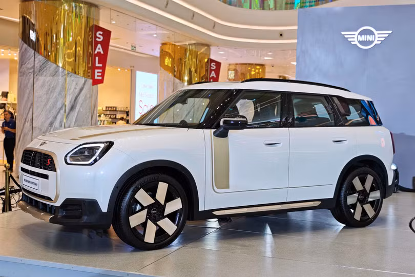 MINI Việt Nam vừa ra mắt dòng Countryman thế hệ thứ 3. Xe vẫn giữ một số đường nét đặc trưng của thương hiệu ôtô Anh nhưng tinh chỉnh một số chi tiết từ ngoại đến nội thất.