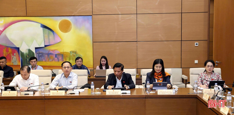 Đoàn ĐBQH tỉnh Hà Tĩnh tham gia thảo luận tổ chiều 23/10. bqbht_br_chieu23anh1doandbqhtinh1.jpg