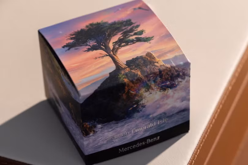 Các nghệ nhân cũng sáng tạo nên hương thơm thửa riêng cho phiên bản Emerald Isle với mùi gỗ tuyết tùng, cây bách và muối biển. Bộ phụ kiện này được trang trí bằng hình ảnh "Lone Cypress" (cây bách cô đơn) biểu tượng của Pebble Beach.