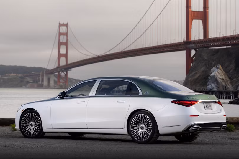 Ngoài ra, mẫu sedan đầu bảng này cũng được trang bị các tùy chọn quen thuộc như viền ngoại thất mạ chrome, đèn pha Digital Light, lưới tản nhiệt và cửa ống xả Maybach...