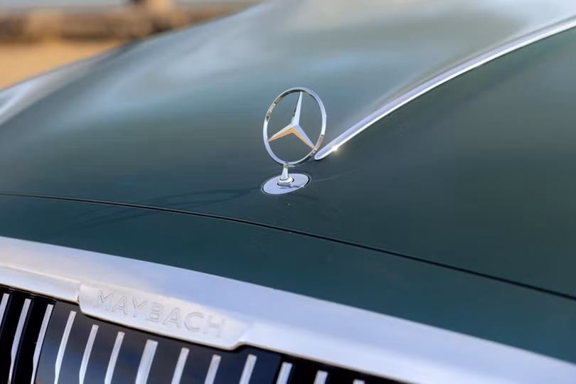 Hệ thống treo khí nén AIRMATIC kết hợp Adaptive Damping System giúp chiếc xe duy trì sự êm ái vượt trội ngay cả trên những cung đường gồ ghề. Cơ cấu này sử dụng dữ liệu từ các camera đa nhiệm quét địa hình cùng định vị vệ tinh.