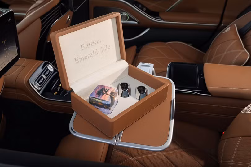 Mỗi chiếc xe sẽ đi kèm một hộp quà tặng chế tác thủ công bởi MANUFAKTUR Studio được bọc da Nappa màu nâu Light Brown, bên trong chứa 2 chìa khóa và hộp nước hoa.