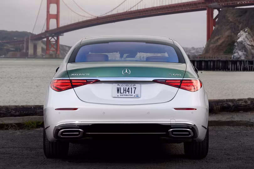 Đi kèm là hộp số 9 cấp 9G-Tronic và hệ dẫn động 4 bánh 4MATIC. Chiếc sedan cỡ lớn này có khả năng tăng tốc từ 0 lên 100 km/h trong 4,5 giây, tốc độ tối đa giới hạn ở 250 km/h.