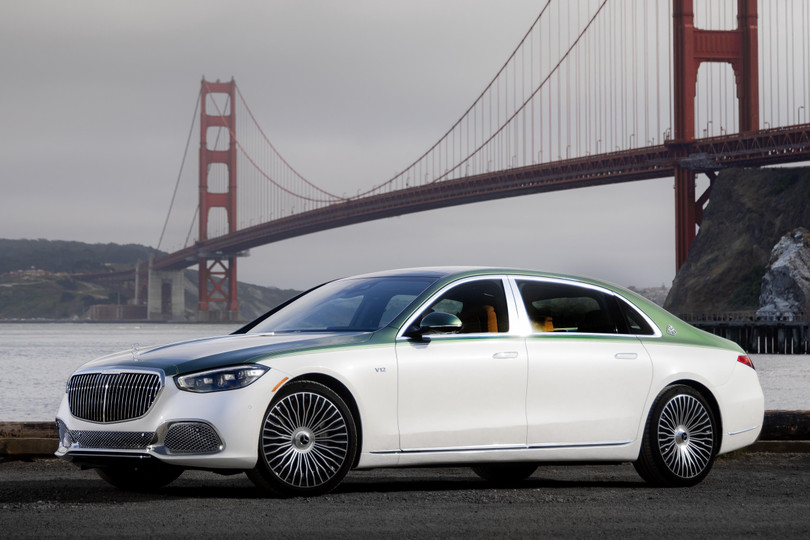 Được phát triển trên nền tảng mẫu sedan siêu sang Mercedes-Maybach S 680 4MATIC, chiếc xe mang 2 tông màu độc đáo của MANUFAKTUR là xanh Exclusive Mid Ireland Green Metallic và trắng Moonlight White Metallic.