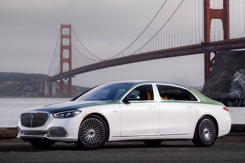 Được phát triển trên nền tảng mẫu sedan siêu sang Mercedes-Maybach S 680 4MATIC, chiếc xe mang 2 tông màu độc đáo của MANUFAKTUR là xanh Exclusive Mid Ireland Green Metallic và trắng Moonlight White Metallic.