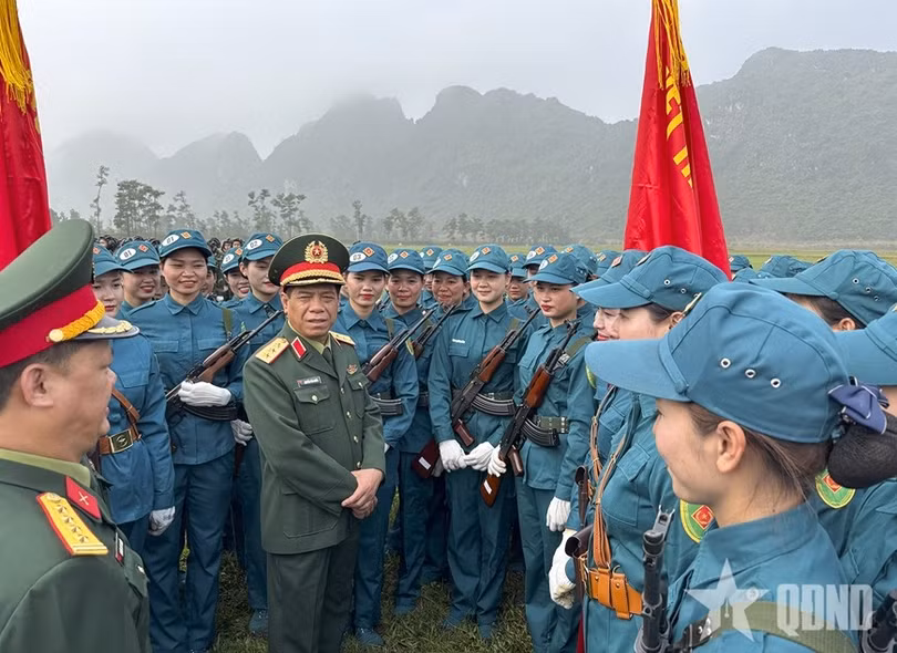 Thượng tướng Nguyễn Văn Nghĩa thăm hỏi, động viên lực lượng tham gia diễu binh, diễu hành tại buổi hợp luyện.