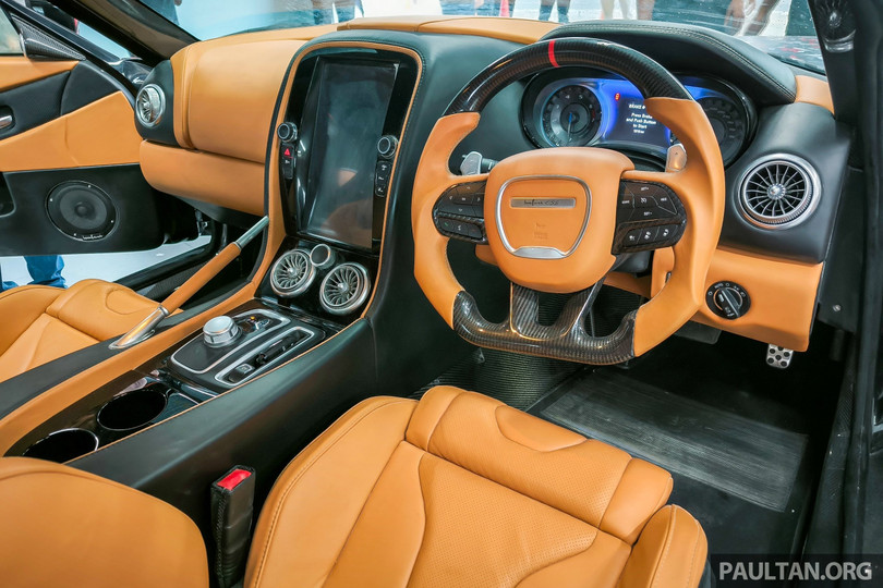 Nội thất của Bufori CS8 mang thiết kế hiện đại cùng bảng đồng hồ taplo kỹ thuật số, màn hình giải trí trung tâm cảm ứng 13.6 inch hỗ trợ Apple Carplay và Android Auto, tùy chọn tay lái thuận (LHD) hay tay lái nghịch (RHD)...