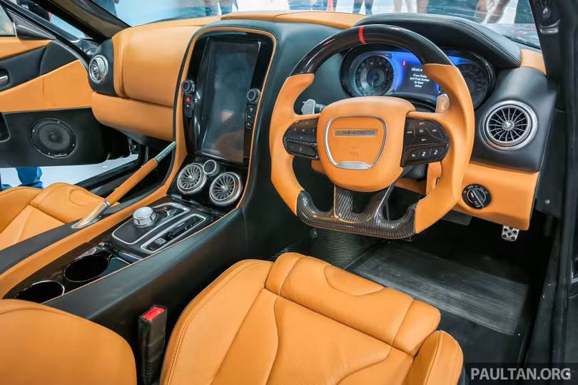 Nội thất của Bufori CS8 mang thiết kế hiện đại cùng bảng đồng hồ taplo kỹ thuật số, màn hình giải trí trung tâm cảm ứng 13.6 inch hỗ trợ Apple Carplay và Android Auto, tùy chọn tay lái thuận (LHD) hay tay lái nghịch (RHD)...