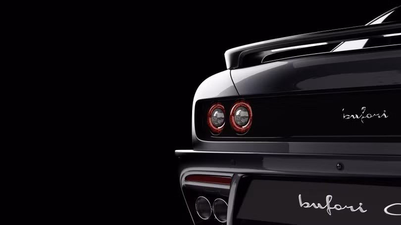 Tương tự phần đầu, đuôi xe của Bufori CS8 mang phong cách cổ điển với đèn hậu LED dạng kép họa tiết tròn, lấy cảm hứng từ siêu xe Ferrari 550 Maranello. Dung tích khoang hành lý và bình xăng của xe chỉ đạt 252 L và 100 L.