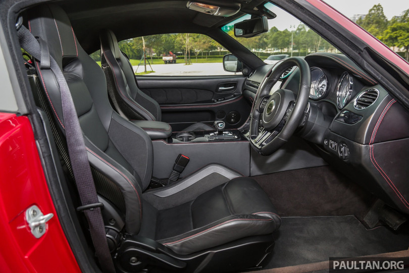 Phiên bản thương mại được trang bị bộ ghế cao cấp Recaro bọc da điều khiển điện 8 hướng. Trước đó, phiên bản thử nghiệm Bufori CS prototype sử dụng ghế đua Sabelt CF.