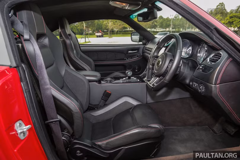 Phiên bản thương mại được trang bị bộ ghế cao cấp Recaro bọc da điều khiển điện 8 hướng. Trước đó, phiên bản thử nghiệm Bufori CS prototype sử dụng ghế đua Sabelt CF.