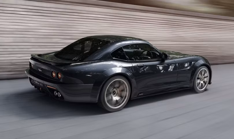 Toàn bộ sức mạnh được chuyển đến cầu sau thông qua hộp số 8 cấp tự động của ZF hỗ trợ vi sai chống trượt. Mẫu GT này có khả năng tăng tốc từ 0 lên 100 km/h chỉ trong 3 giây, trước khi đạt tốc độ tối đa 330 km/h.