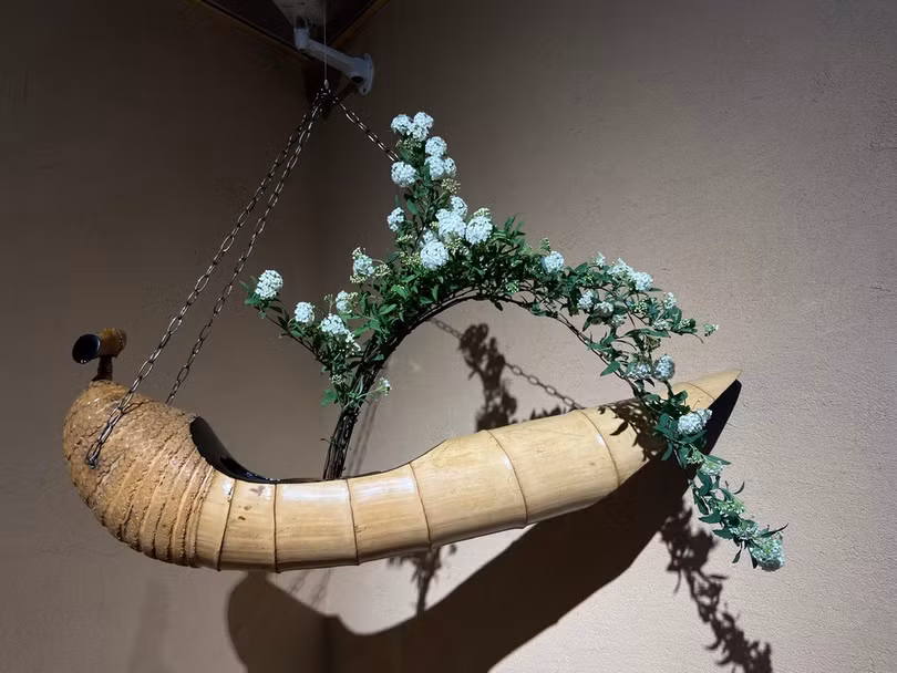 Cắm hoa với nghệ nhân là một phép tu, thì ngắm hoa với người xem cũng là một bước thiền định - Ảnh: T.ĐIỂU