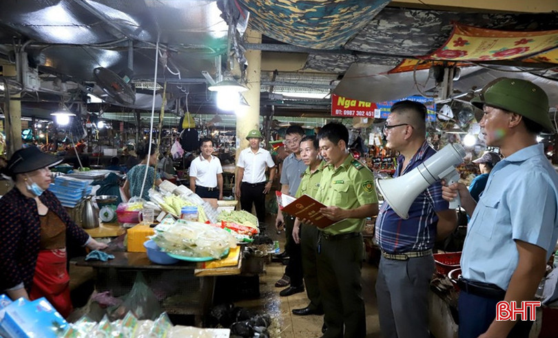 BQL các chợ cần phối hợp với ngành chức năng tổ chức tuyên truyền, ký cam kết với các hộ kinh doanh liên quan không mua, bán, giết mổ các loài chim hoang dã, di cư trái pháp luật. Ảnh tư liệu bqbht_br_image-4.jpg