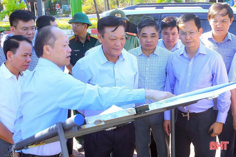 Đoàn công tác liên ngành của Trung ương do Thứ trưởng Bộ Nội vụ Nguyễn Duy Thăng làm trưởng đoàn khảo sát tại các xã liên quan đến sắp xếp mở rộng địa giới ĐVHC ở Hà Tĩnh. Trong ảnh: Đoàn kiểm tra thực tế tại xã Thạch Đài, huyện Thạch Hà. img-9124-3285-3448.jpg