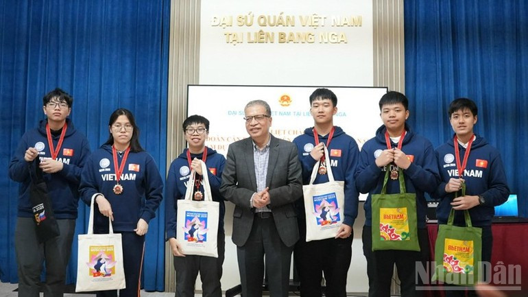 Đại sứ Việt Nam tại Liên bang Nga Đặng Minh Khôi tặng quà các em học sinh tham dự IJSO-2025.