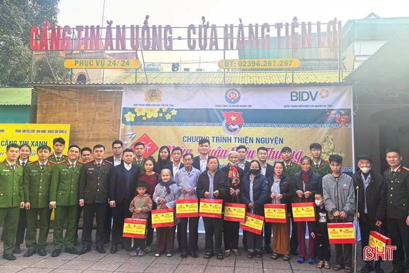 Tặng quà cho các bệnh nhân điều trị tại Trung tâm Y tế huyện Hương Sơn. bqbht_br_tang-qua-cho-cac-benh-nhan-dieu-tri-tai-trung-tam-y-te-huyen-huong-son.jpg